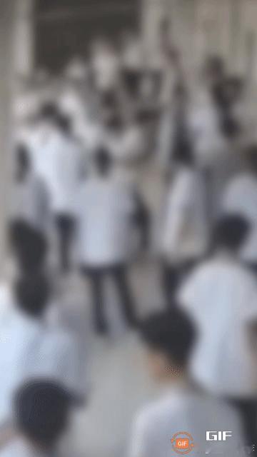 河北临漳，临漳县第一中学发生打架事件，视频显示，几名男生殴打一名男生，希望当地尽
