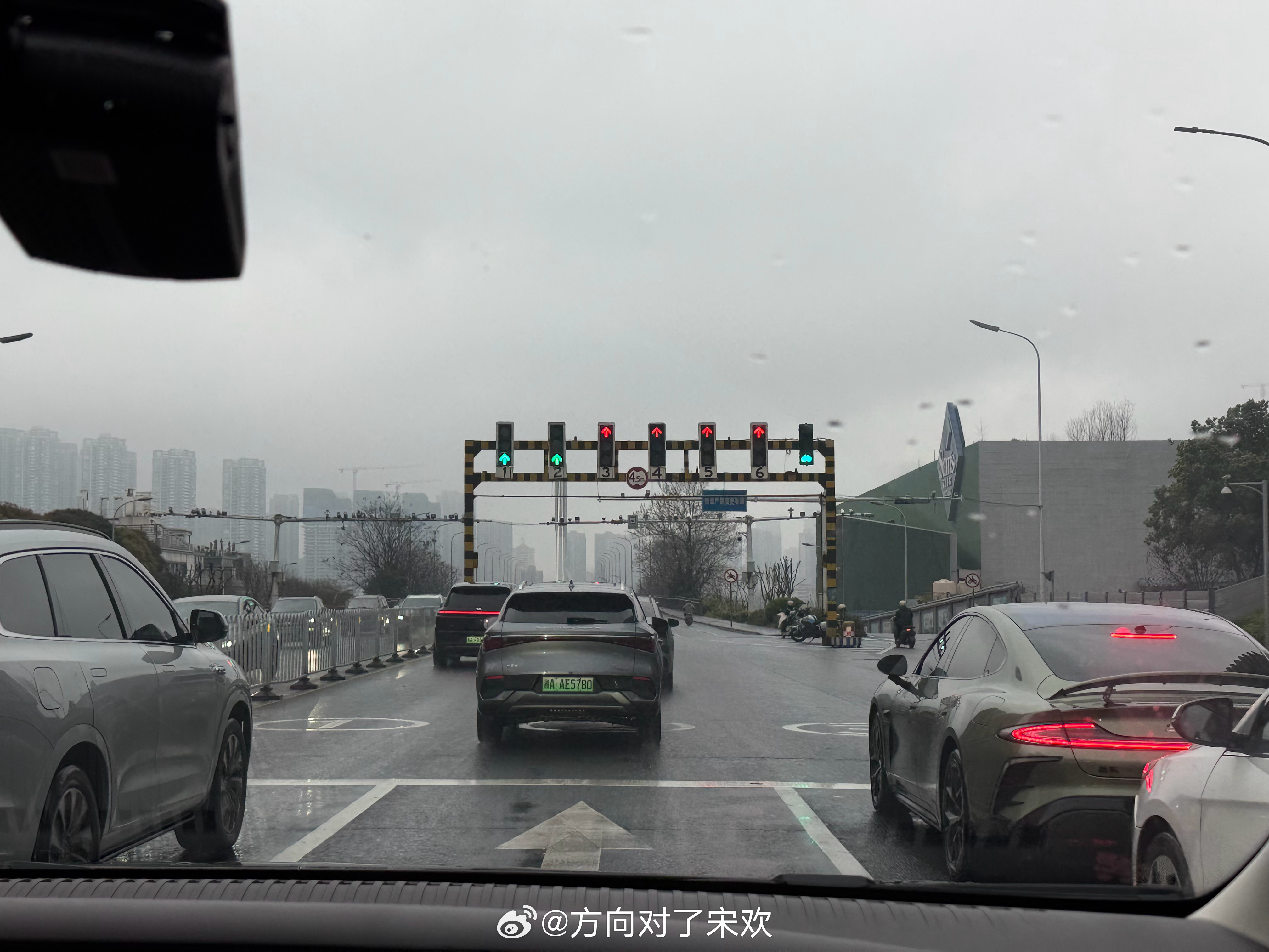 长沙果然很神奇，同样都是直行，红绿灯都不是同时变绿，还要分批放行一张图证明我来过