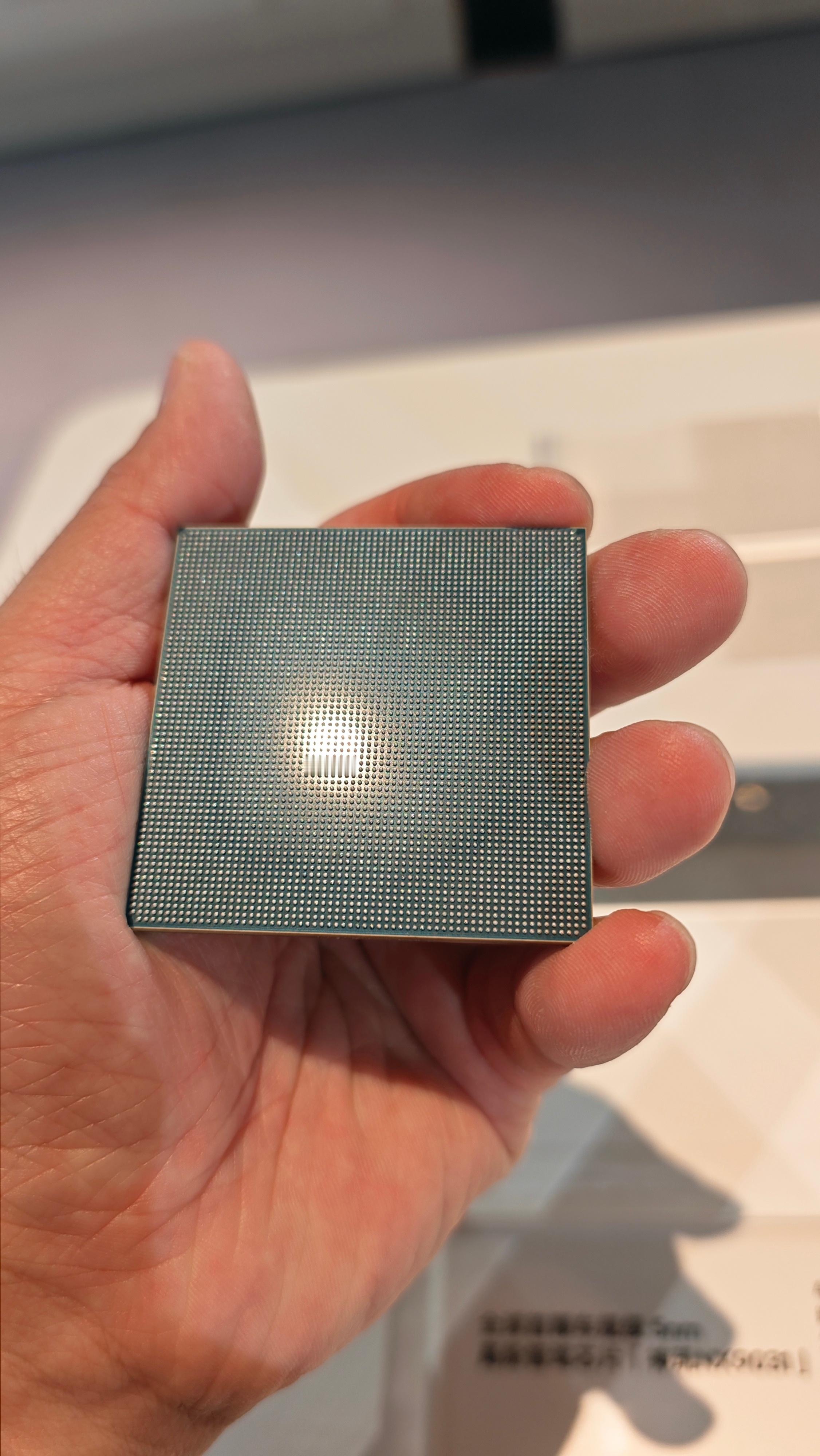 亲手拿着NX9031，几乎是一瞬间脑子蹦出来这句话，“轻于鸿毛，重于泰山”。是啊