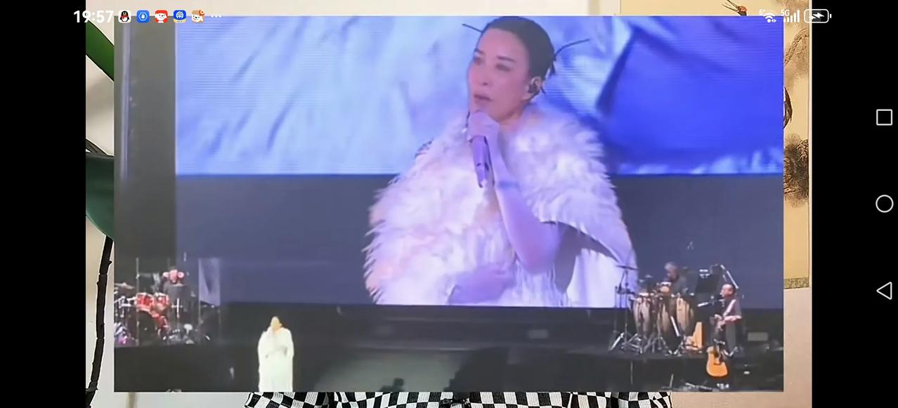 【澳门那总霸气三句话】
第一句:工作人员你们不要走，我还没唱完呢？

第二句:在