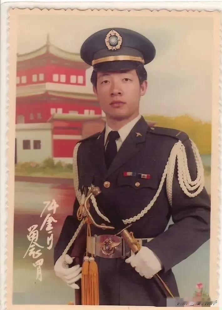 上世纪80年代，赖清德曾经在金门服役，并留下了一些戎装照片。那时候的他，还只是二