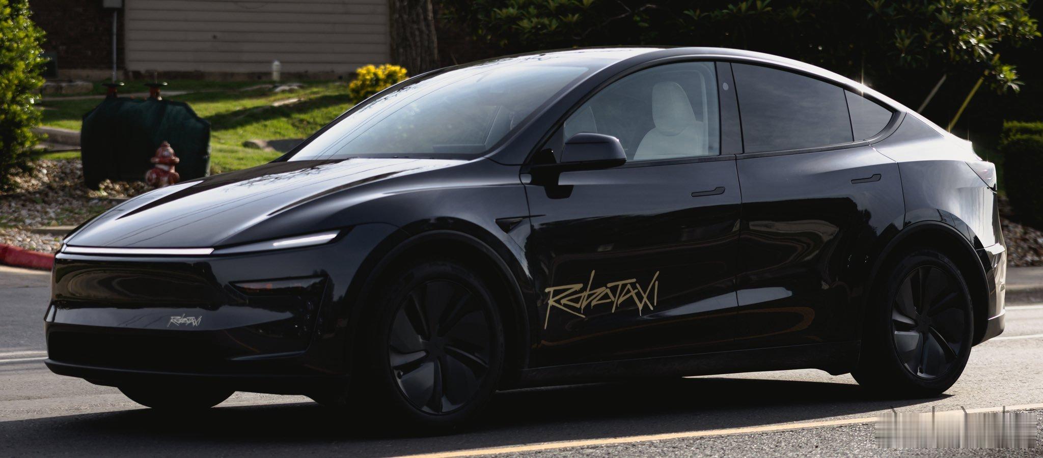 特斯拉 Robotaxi 的第一批高清照片来了，还多了一个充电的场景。目前还是处