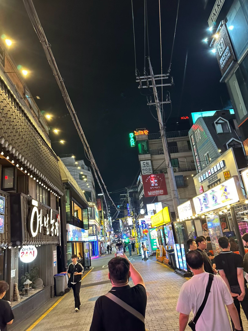 ✨首尔夜晚的快乐，藏在街头和石板炒饭里走满霓虹招牌的街巷，烟火气扑面而来石板上滋