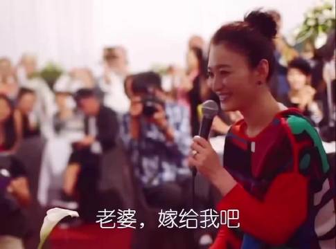 李小冉3段感情都挺出名的。
先跟一个制片孙东海恋爱。
后面分手后跟导演鄢颇在一起。
孙东海不爽，就叫