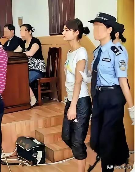 2009年，这是“烈女”邓玉娇法庭受审的照片，她面容清秀、瘦小羸弱，看起来手无缚