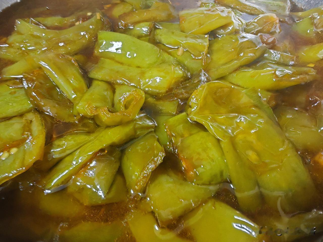 今天分享一道下饭菜，油焖尖椒，也是以前我经常做给食客们的一道美食，喜欢的朋友可以