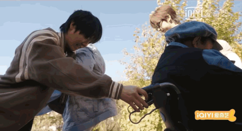 招了一个让人不敢惹的主录节目，受苦的是全体成员。在录制《一路繁花》的时候，向太因