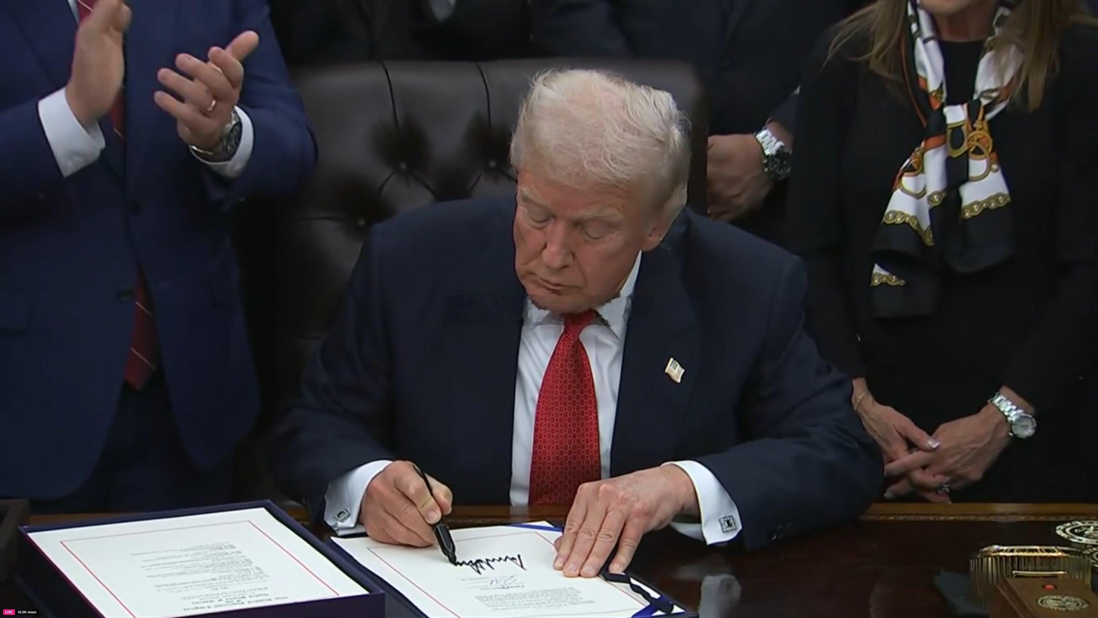 特朗普签署签署临时拨款法案，美国史上最长的政府停摆结束。法案将为联邦政府提供持续