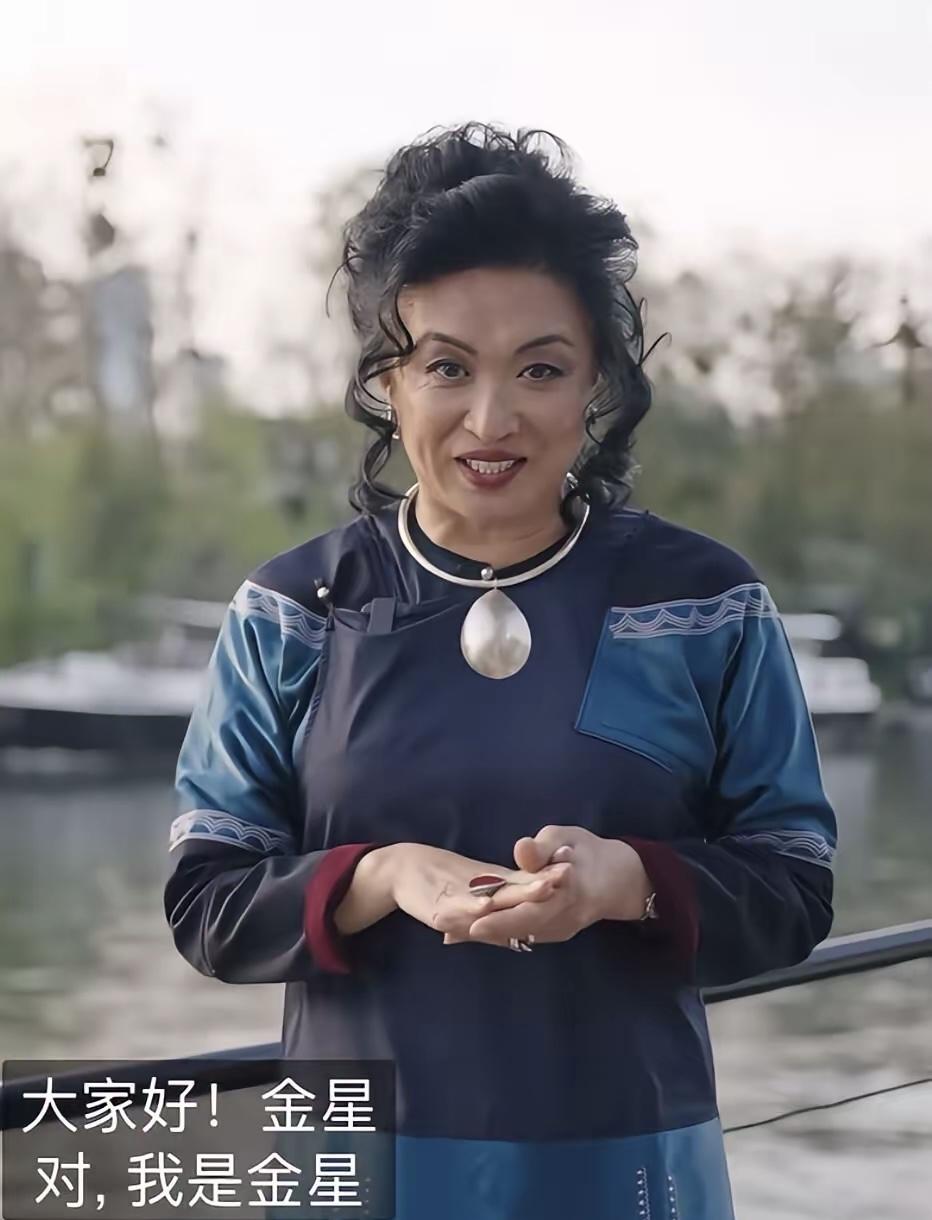 金星这也太吓人了，
以前看金星秀的时候，
感觉她打扮的还挺正常。
怎么现在有一种