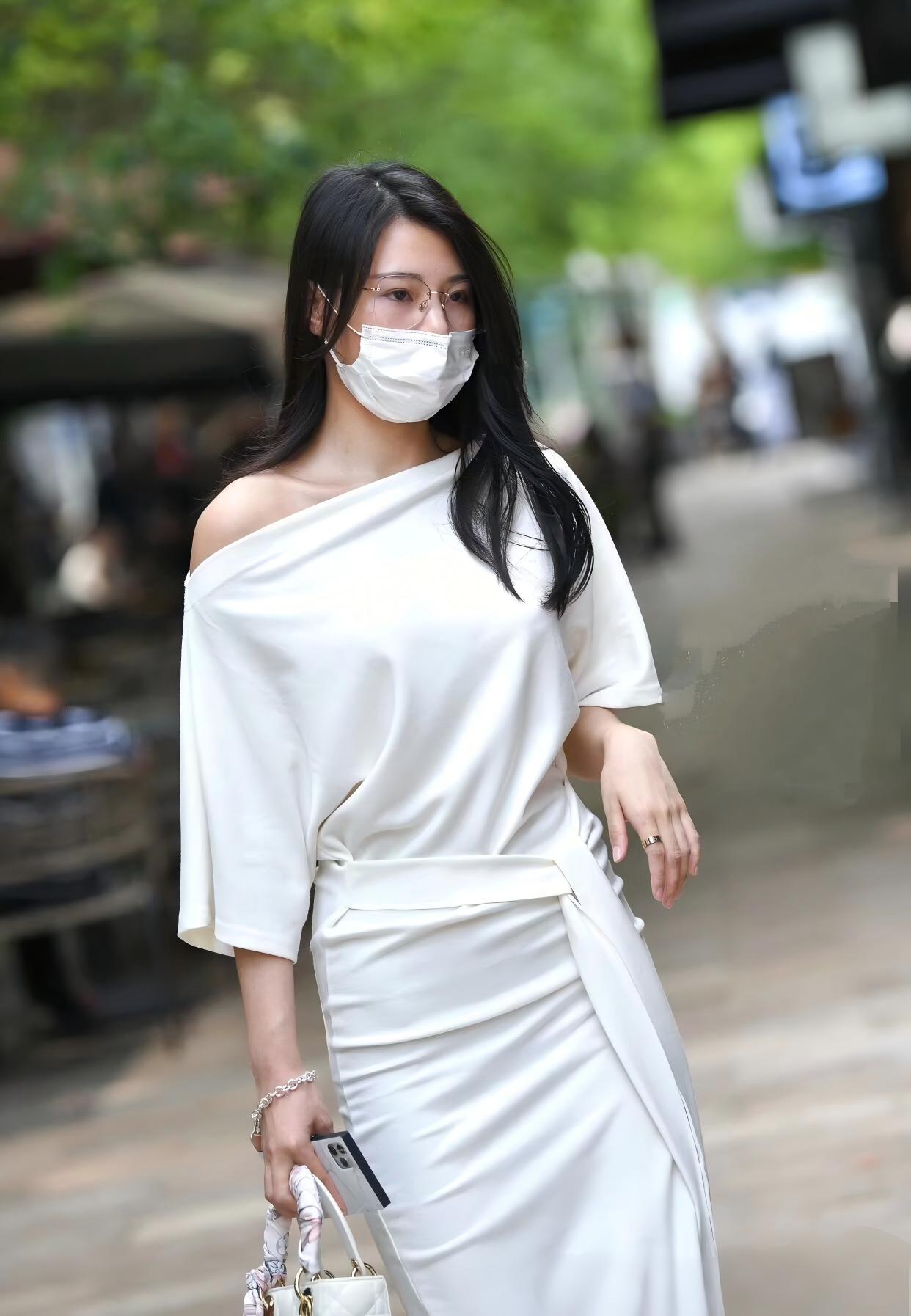 幸福就是，有一个好的身体，一个坏的记性，简单一点，糊涂一点，开心一点，别说以前，