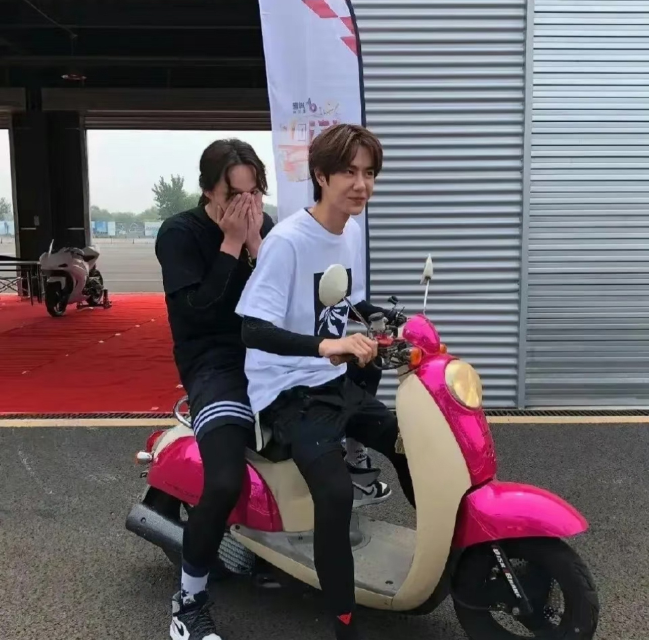 尹正自曝把摩托车全卖了经济下行成这样了吗？摩托车卖了以后怎么和车友一起骑摩托今夜