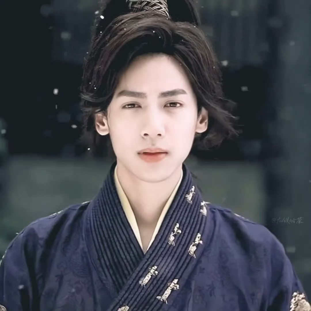 没见过的就是新的是稚嫩新人时期的罗云熙这张脸太惊艳了这个妆造放在现在看也好美罗云