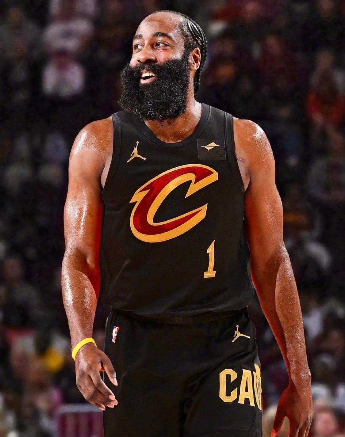 克利夫兰骑士后卫詹姆斯·哈登右手拇指出现无移位骨折，目前正在进一步评估与治疗，今