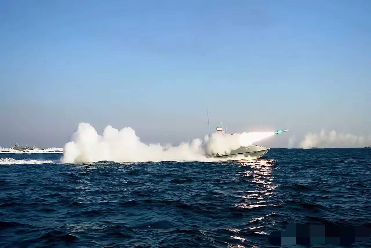 当地时间5月4日，伊朗法尔斯通讯社等媒体曝出，一艘美国军舰无视警告、违规穿越霍尔