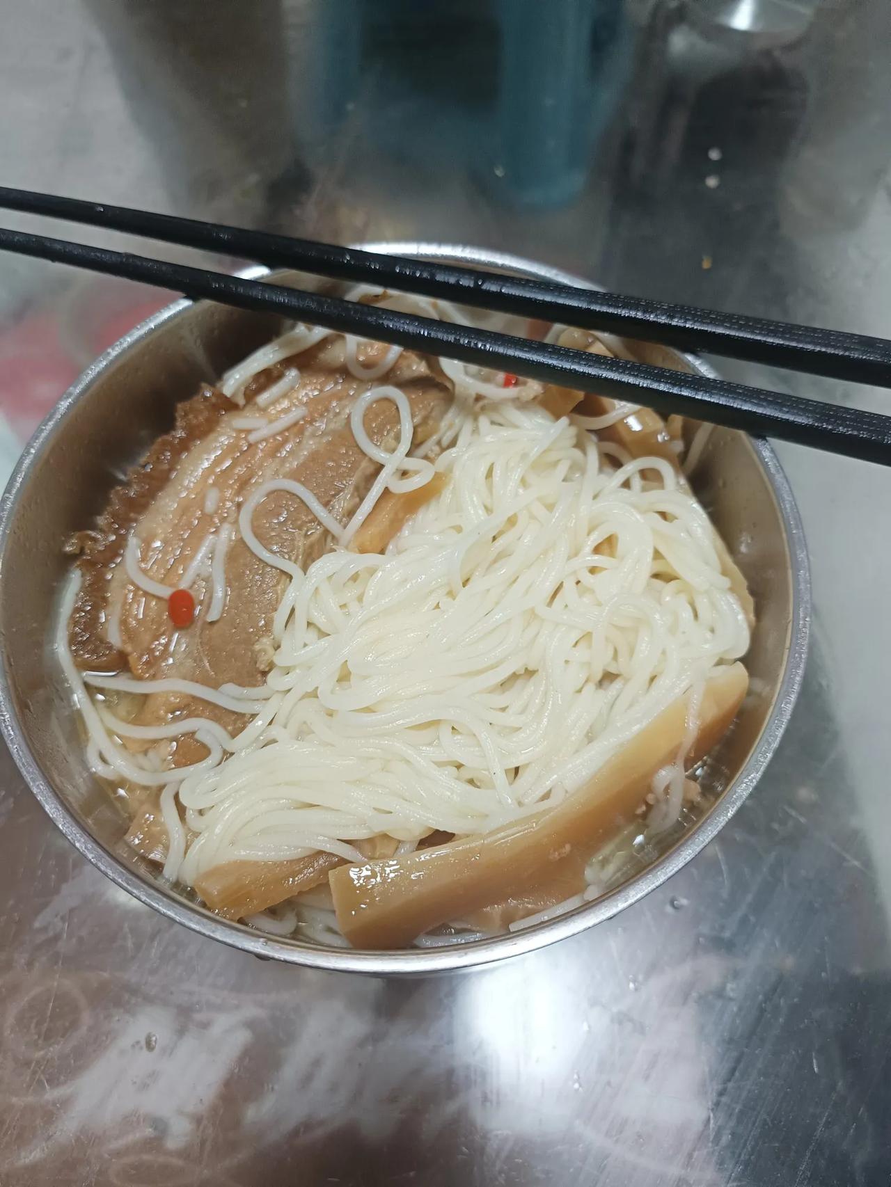 你能用一句简单话概括什么是幸福吗条件不好的我们，老公会记得每一个属于我们的节日，
