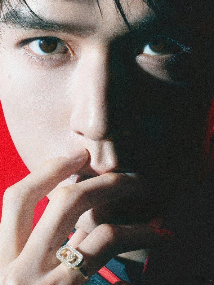 龚俊嘴忙着唱歌脚忙着找拍子内娱显眼包实锤了！红黑造型帅炸天，唱歌气场全开，结果脚