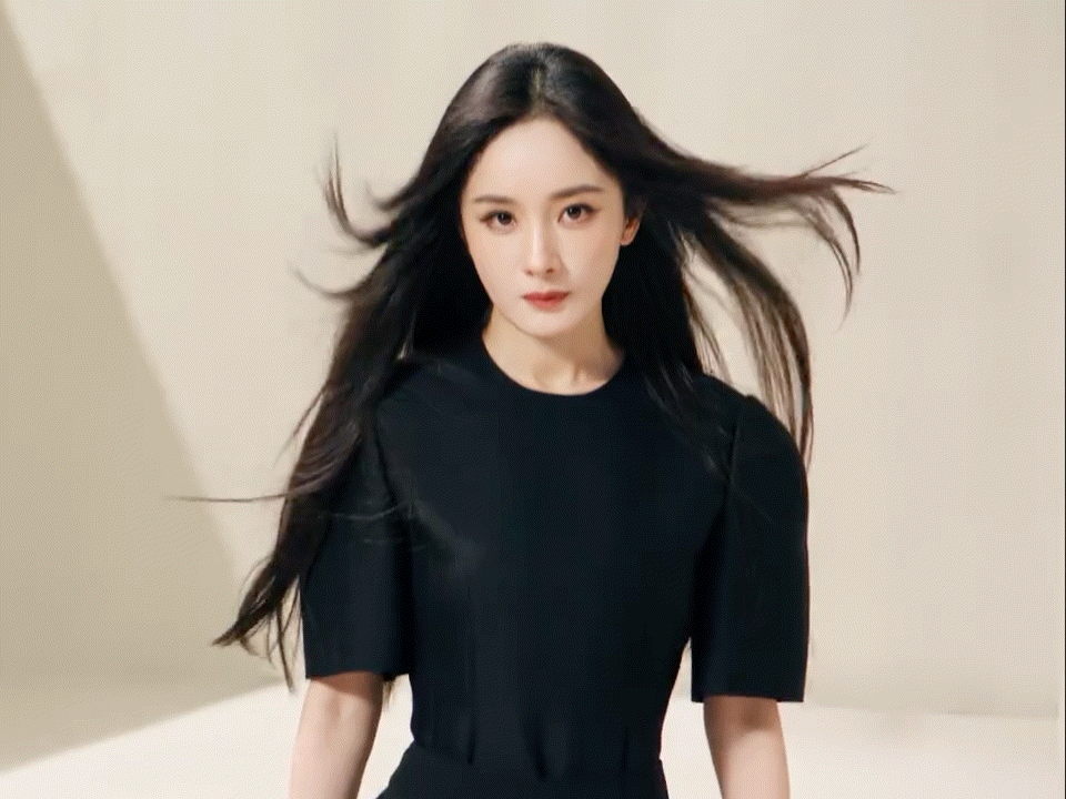 杨幂杨幂staccato思加图全球代言人 思加图真的很会拍幂的眼睛和大长腿，太美