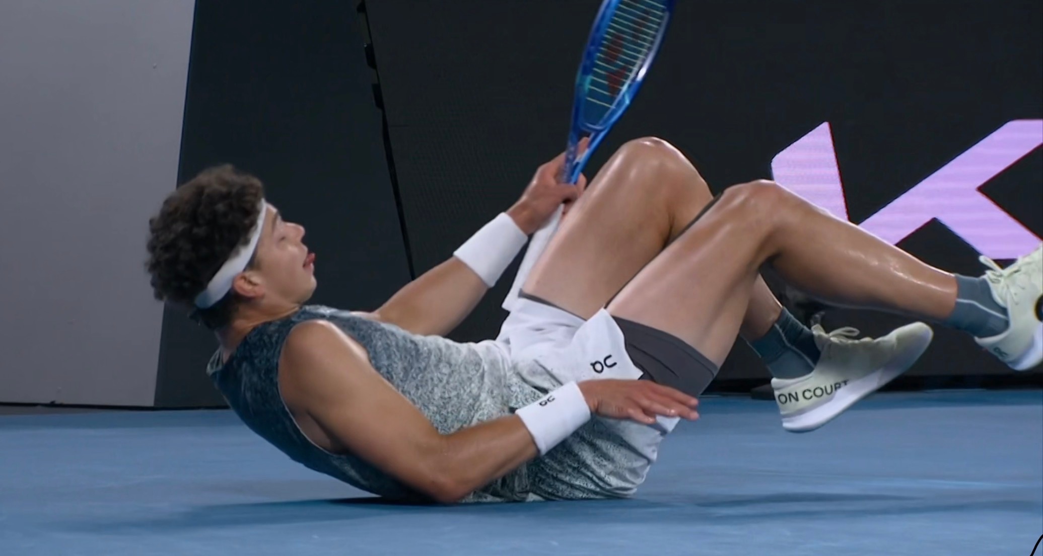 辛纳vs谢尔顿 辛纳无悬念一个半小时6-3/6-4连赢谢尔顿两盘。让我们一起对谢