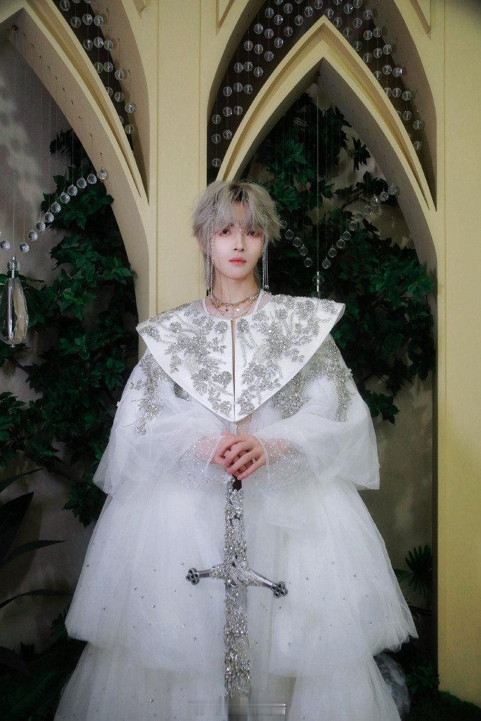 猫猫荣耀圣光红毯造型 LGD全员白色造型 提姆们今天全员白色系哦！好帅好帅！！