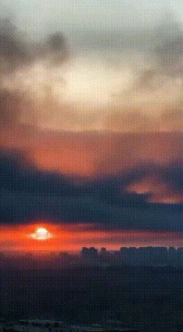 受俄罗斯夜间大规模空袭影响，基辅上空正被滚滚黑烟笼罩。

昨晚是乌克兰经历的极其