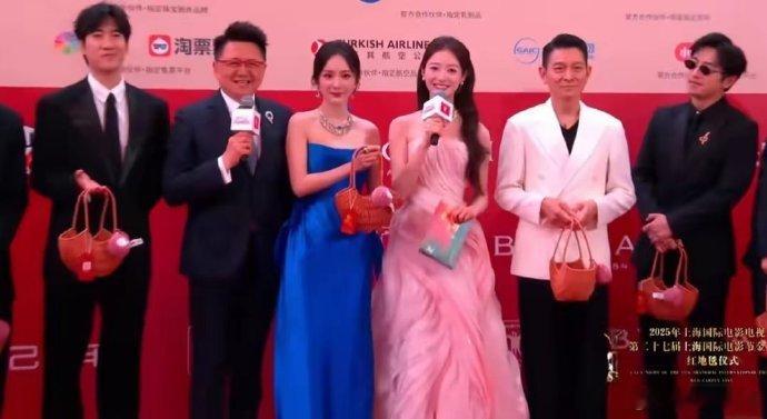 冯琳追星超幸运！站刘德华杨幂中间合影，还获刘德华送荔枝，这追星体验绝了！ ​​​