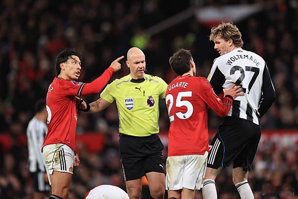 曼联vs纽卡斯尔 利桑德罗-马丁内斯站在沃尔特马德身边，就像一个小孩儿，这身高差