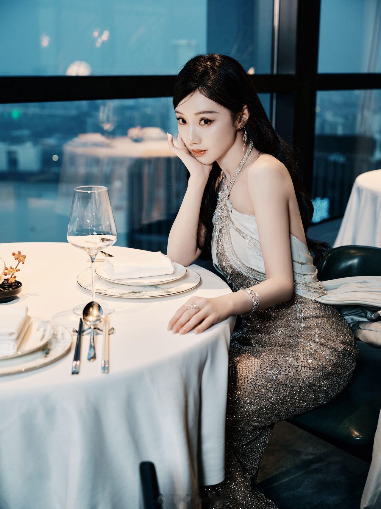 王鹤润有种没吃过苦的美今晚上海活动造型一袭鎏金鱼尾裙高贵迷人，仿佛美神降临，姐姐