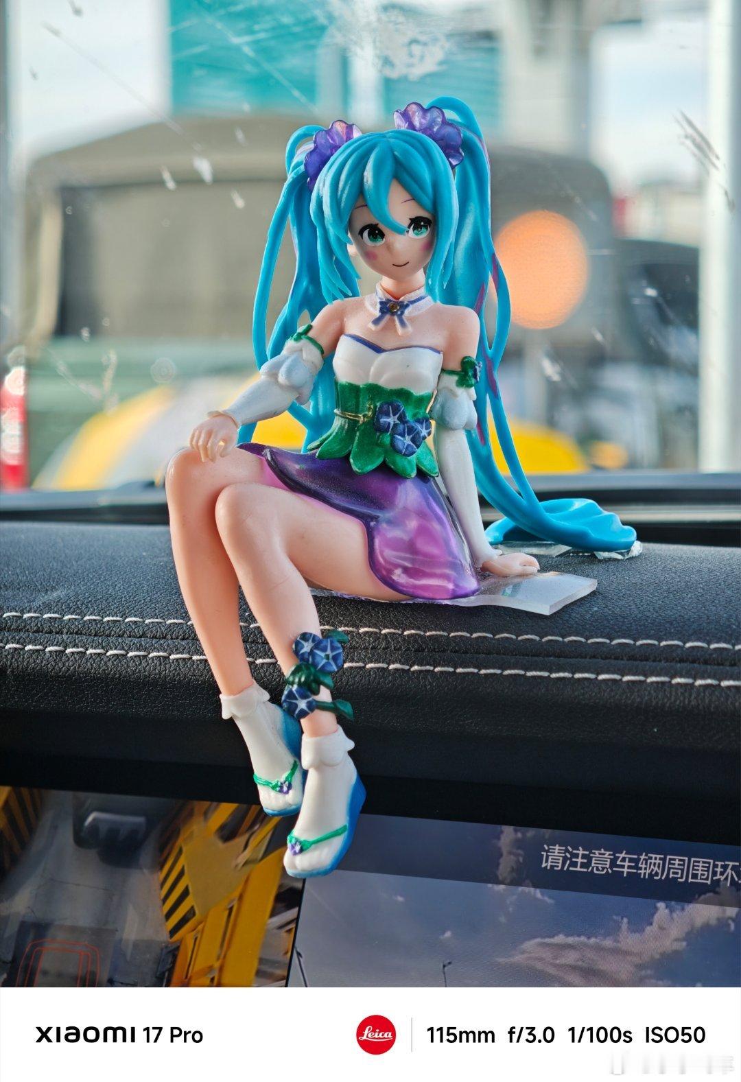 小李飞车 我用小米17pro 拍的，阿拉善接机小伙子的坦克300上的美少女摆件，