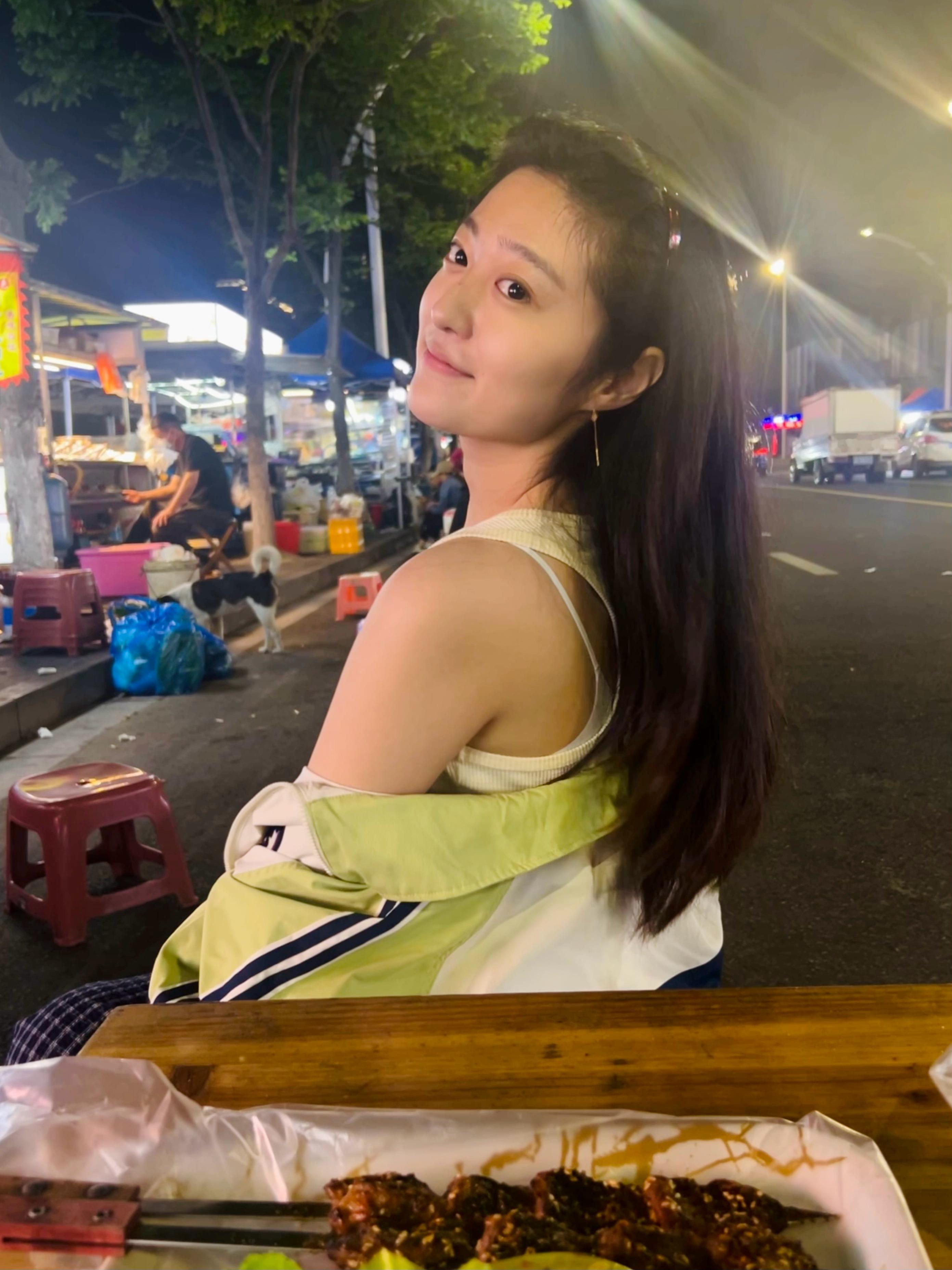 套个外套就下楼，主要是闻了个味儿。 ​​​