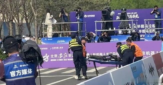 宇树H1机器人半马赛场终点累倒宇树H1机器人在北京机器人半马终点前失控摔倒，被担