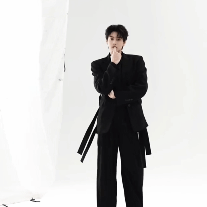 田栩宁西装拍摄花絮田栩宁跳了《overdrive》手势舞。。嗯~嗯~~嗯~~~萌