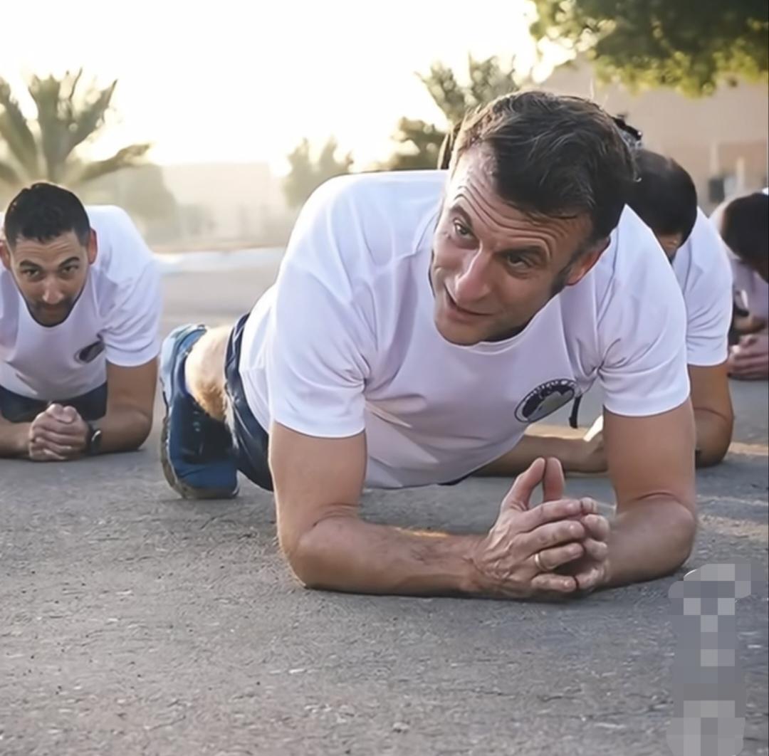 法国总统马克龙挺平易近人的嘛：他访问法国军队，和官兵们一起做体能测试。

马克龙