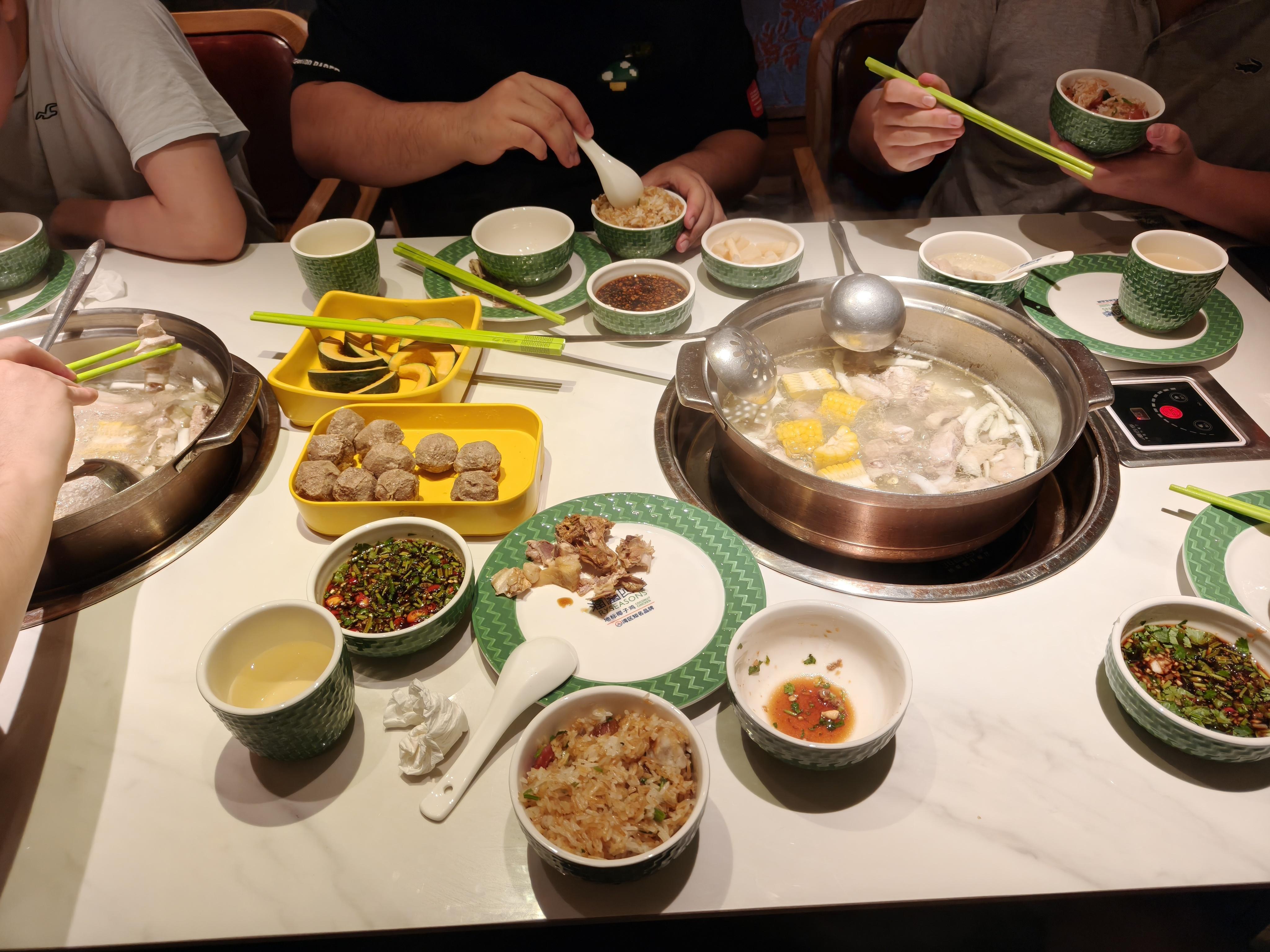 在特区吃完椰子鸡，赶飞机到机场了，合计1000马力送机就是快速。按工程师朋友建议