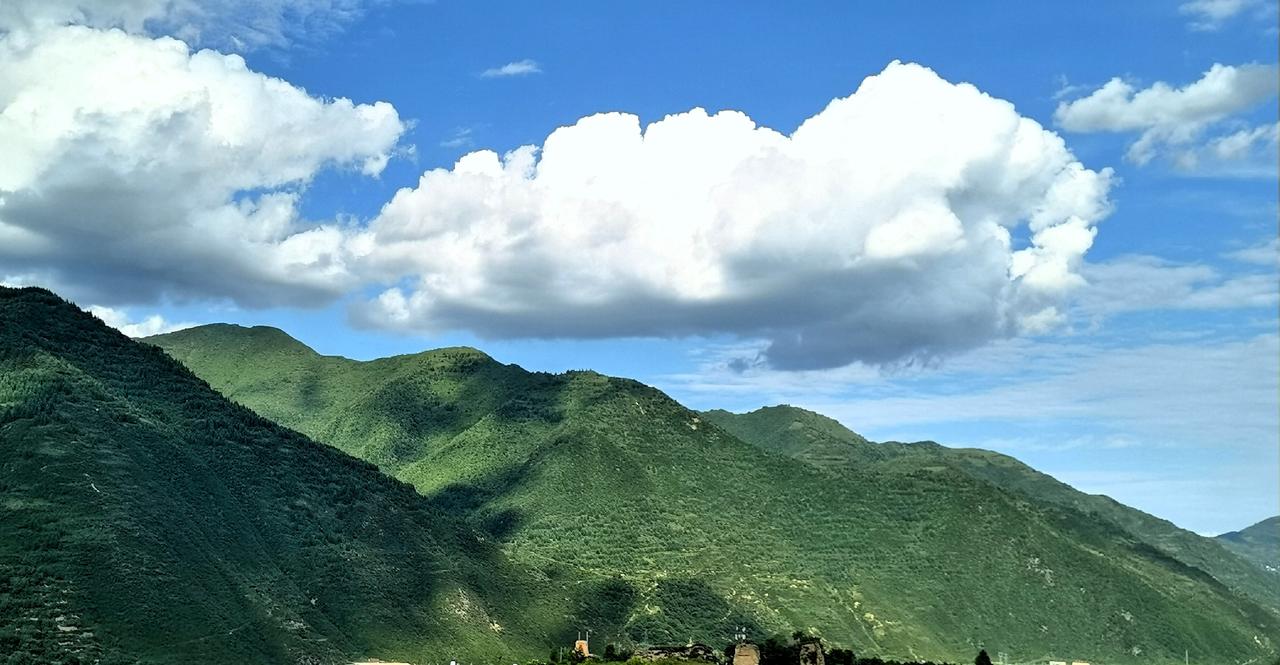 云卷云舒间，山峦叠翠，自然之美，今人心情愉悦。