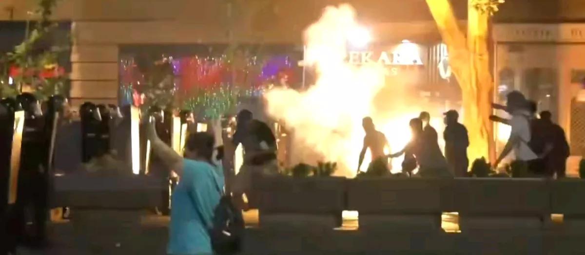 欧洲新闻网消息，当地时间13日，包括该国首都贝尔格莱德在内，塞尔维亚多座主要城市
