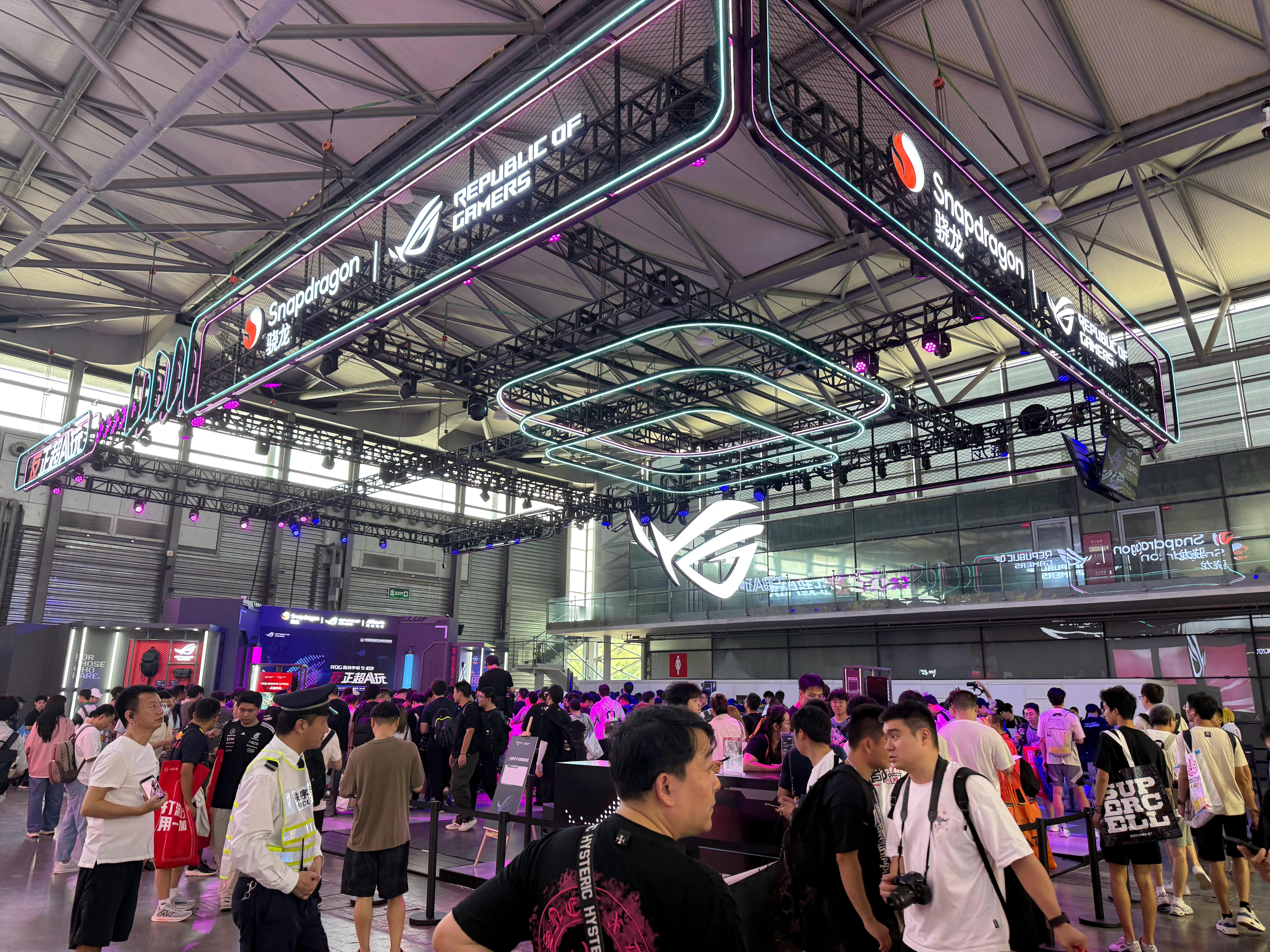 完了，挤不进去，chinajoy ROG展台人太多了，每个手机都在运转中[傻眼]