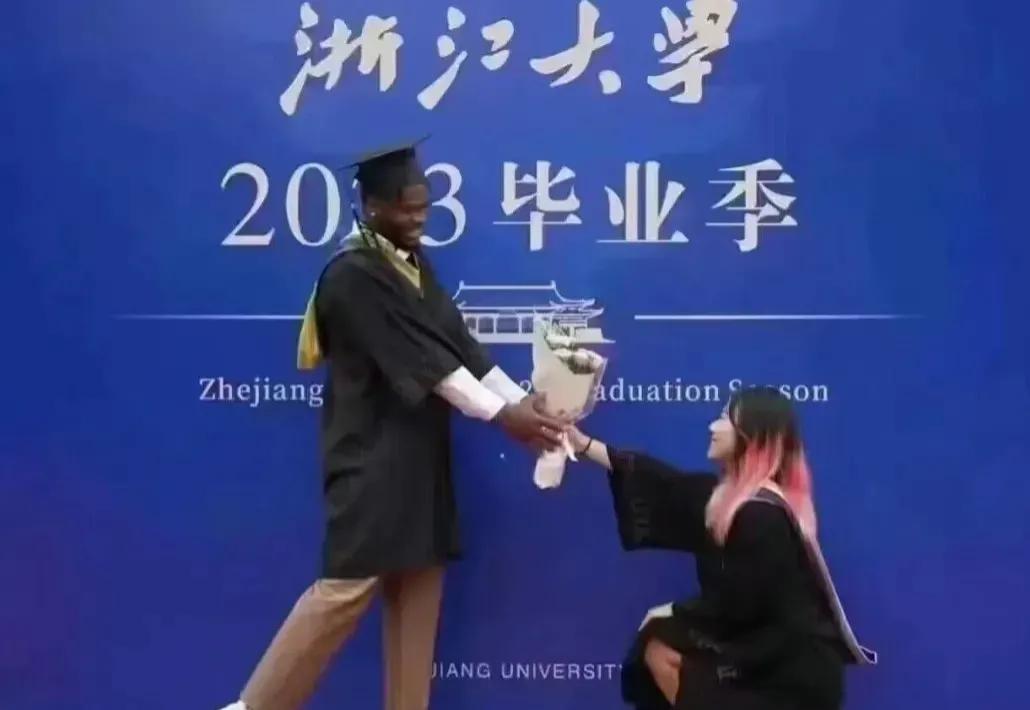 我还能说什么呢？悲哀啊，到底是谁的悲哀啊？