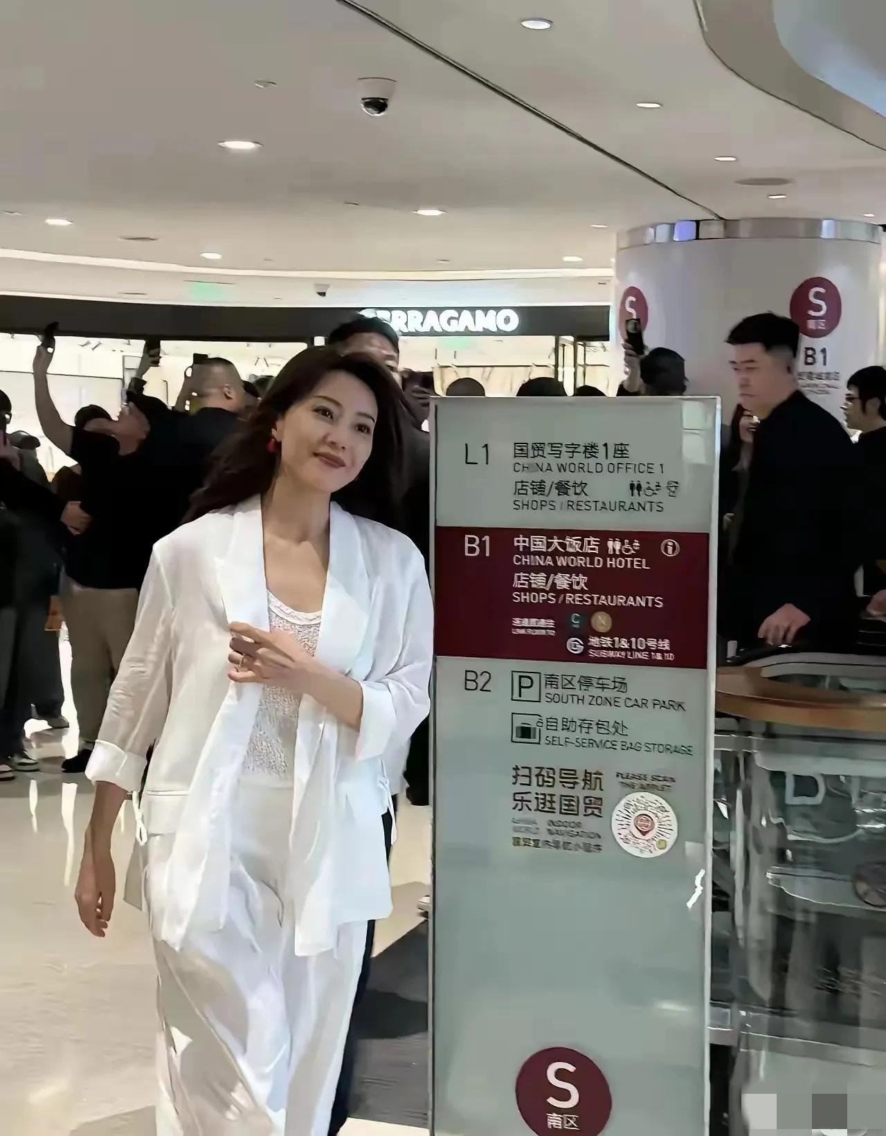 万万没想到，电视里迷倒万千少男的漂亮女神，竟然变得大妈感十足了……[笑哭]