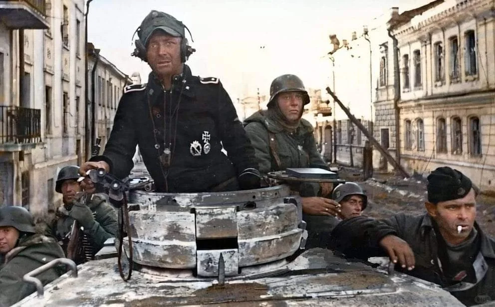 1943年，党卫军第3师托滕科普夫的装甲掷弹兵乘坐一辆Ausf G装甲车穿过哈尔...
