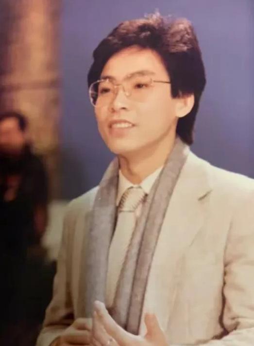 [啤酒]1980年，张明敏唱完《我的中国心》后，被香港乐坛除名。正当他心灰意冷准