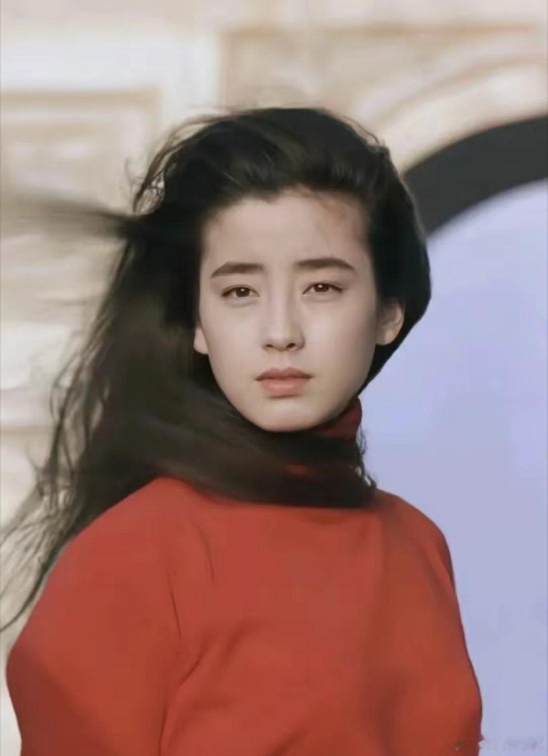 宫泽理惠:发文怀念逼她拍全裸写真的母亲， 曾说“美丽要趁早拍下”她年少成名，成为