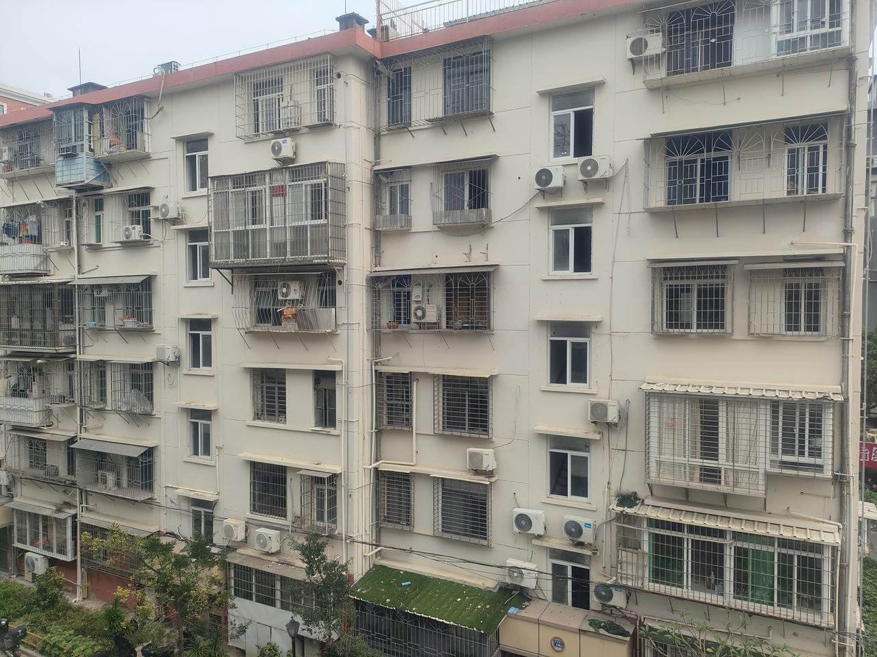 这个是厦门一个老旧的破旧小区，前几年政府投入资金进行小区改造工程，虽然不能焕然一