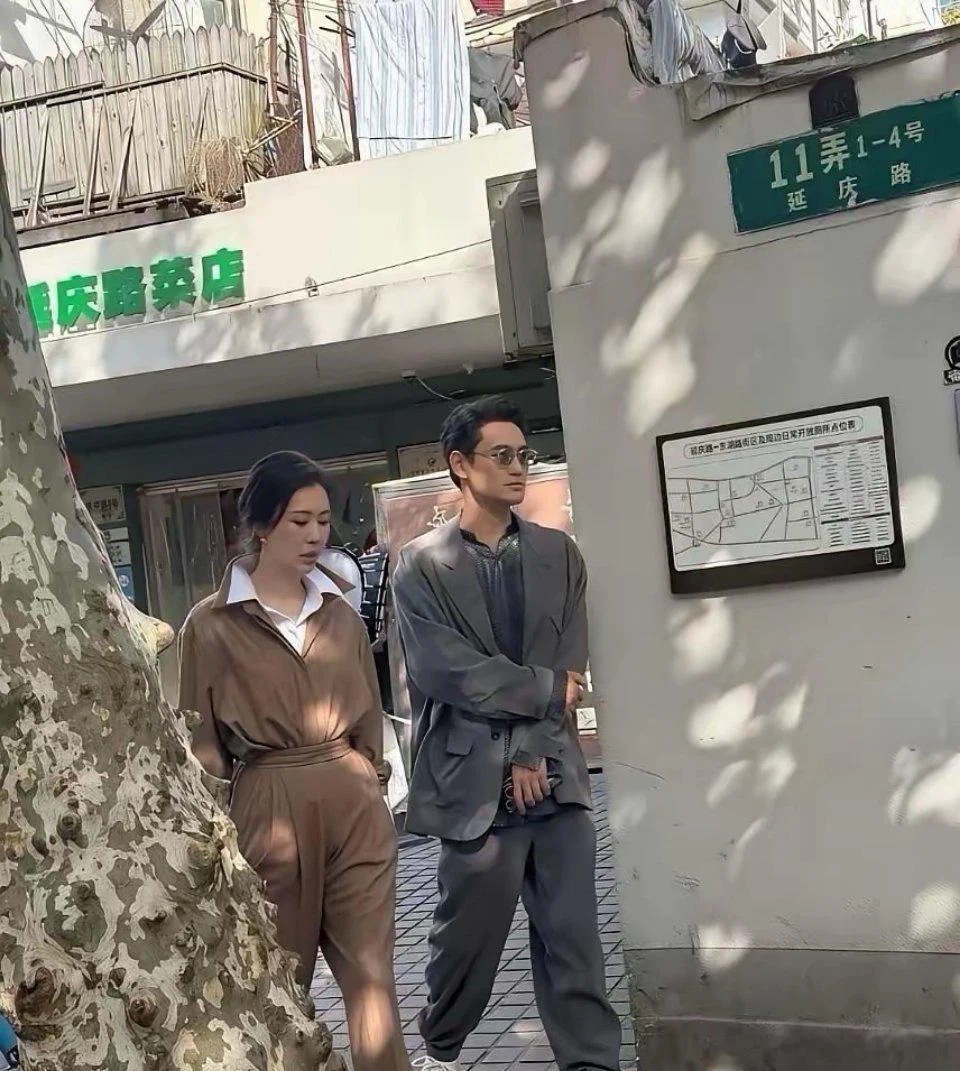 奇怪，明明穿的衣服很素也没化妆但就是很有气质，很漂亮， 