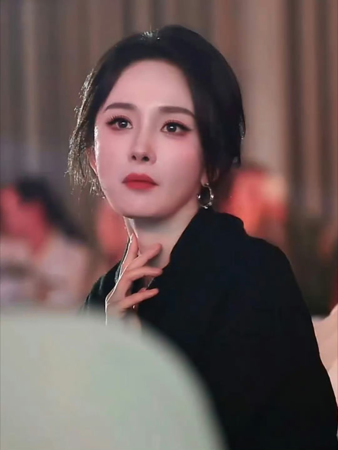 杨幂牵杨紫上台这个牵手！两大美女一起同框真的太赏心悦目了杨幂杨紫白玉兰晚宴同台领