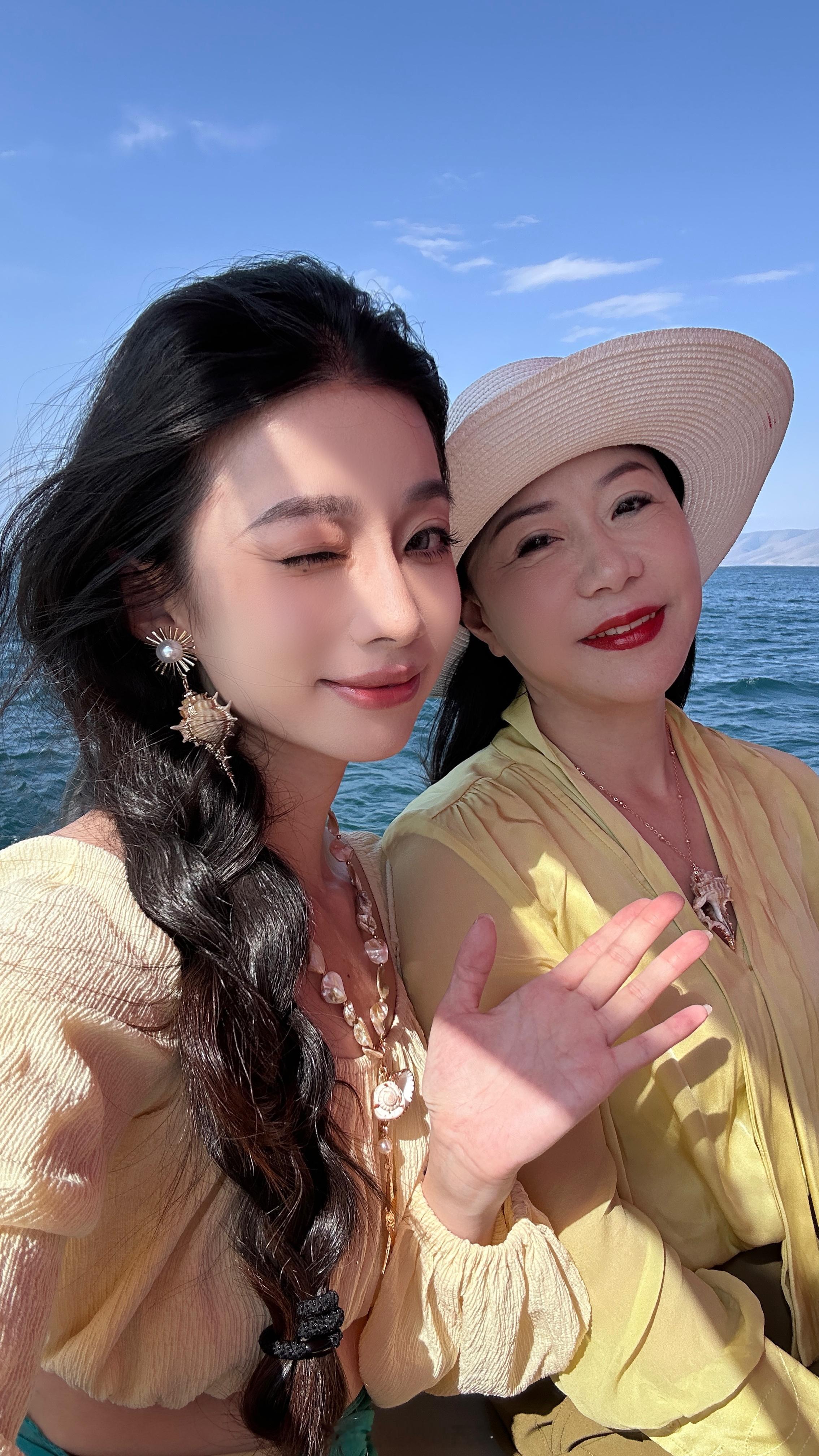 和妈妈在赛凡湖的美丽瞬间🍋还没来得及理新图 再看一波黄色吧～好喜欢这种明艳的调