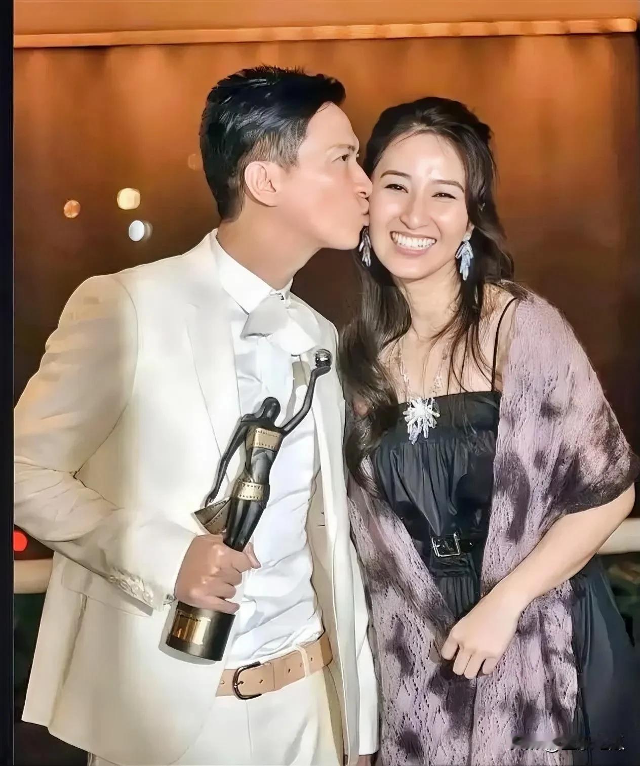 张家辉是个很不错的男人，演技很棒，对妻子也极为忠诚。据说杨紫向他索要了好几次电话
