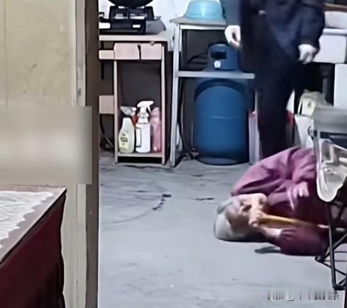 这两天江苏一位男士打93岁母亲的视频火了，这位男士也打的太残忍了，老人不对的地方