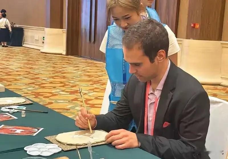 90万年薪招美籍主播风波，嘴上喊着流程全合规，又不敢正常推进，实际项目却全停了！