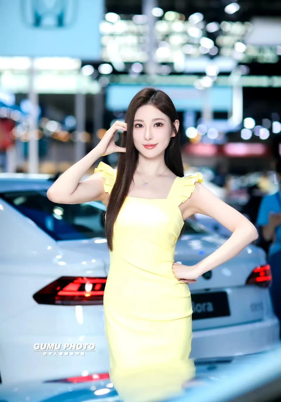 车模美图分享，小酒窝，笑容甜美甜系车模 车模写真集 最帅车模 车模 车模照 车模