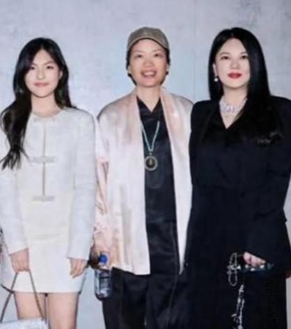 王诗龄奶奶70岁像30岁？
这保养秘诀藏不住了！
和孙女同框像姐妹  
和李湘站